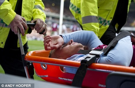Cũng như Rooney, Joe Bennett đã phải nhập viện để khâu vết thương này và có thể phải nghỉ thi đấu một tháng.